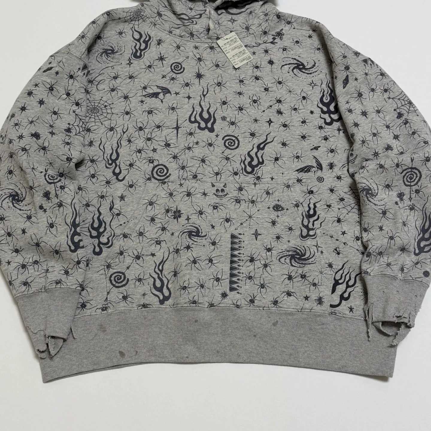 SAINT Mxxxxxx x DR. WOO HOODIE ' Dr.Woo ' /GRY Flame Swirl Spider Web Hoodie Distressed Gray S-XL Custom-woven and dyed nostalgic gray fabric. After printing, the garment is sprayed with potion to cause the fabric to oxidize and fade. A large number of artificial fabric destruction processes are added to make the whole piece of clothing look aged and unique like a work of art. This hoodie is co-branded with a famous tattoo design artist and customized with a full set of Dr.Woo accessories. Bringing you authentic items!